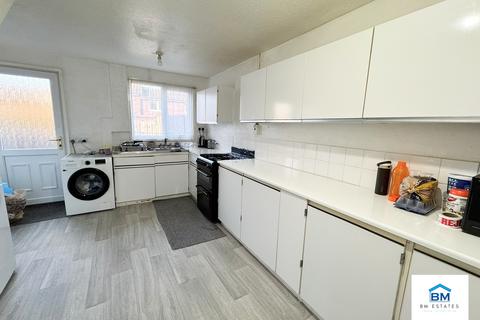 2 bedroom terraced house to rent, Champion Close, Leicester LE5