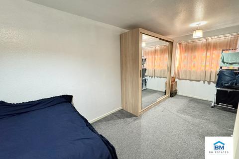 2 bedroom terraced house to rent, Champion Close, Leicester LE5