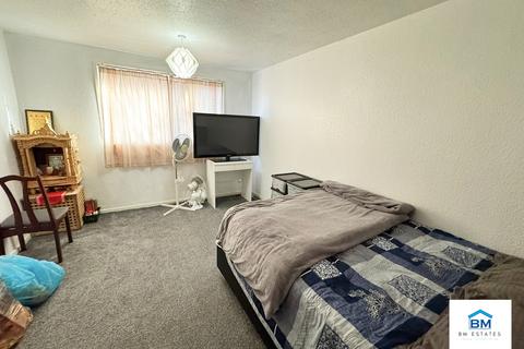 2 bedroom terraced house to rent, Champion Close, Leicester LE5