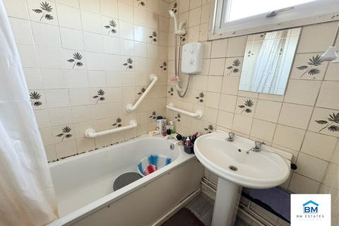 2 bedroom terraced house to rent, Champion Close, Leicester LE5