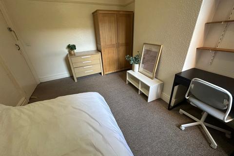 6 bedroom house to rent, Latchmere Road, Manchester M14