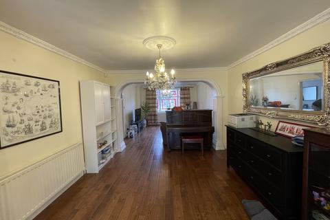 3 bedroom semi-detached house to rent, Norval road