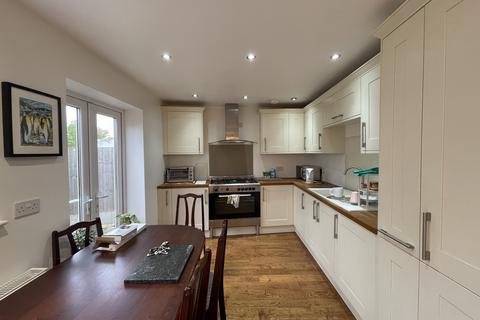 3 bedroom semi-detached house to rent, Norval road