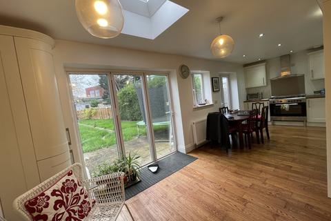 3 bedroom semi-detached house to rent, Norval road