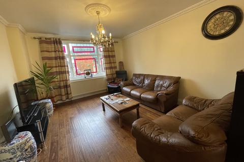 3 bedroom semi-detached house to rent, Norval road