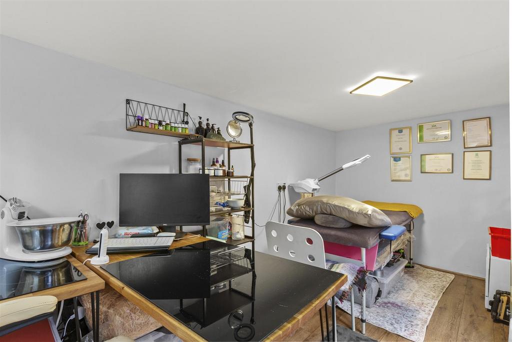 20 Davies Court, Carrington Rd, HP12 3 JF-12.jpg