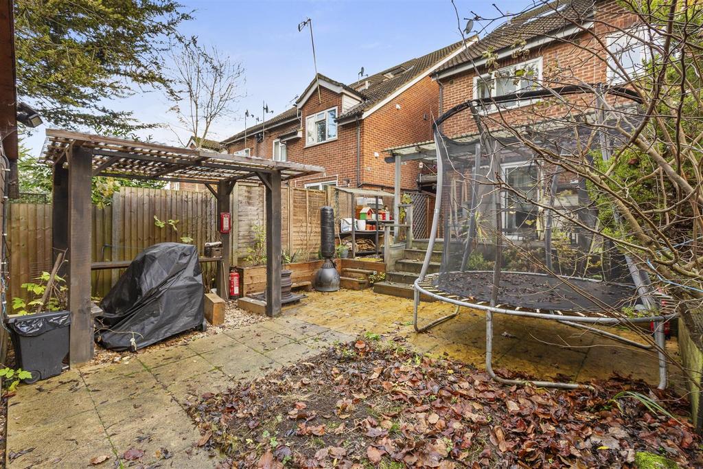 20 Davies Court, Carrington Rd, HP12 3 JF-10.jpg