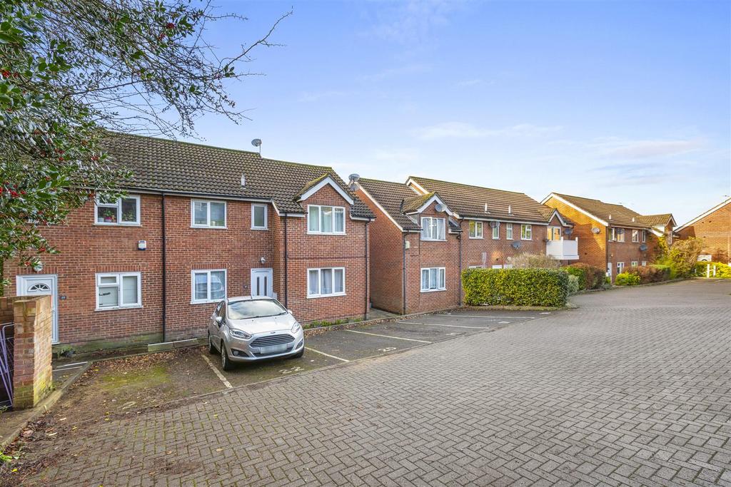 20 Davies Court, Carrington Rd, HP12 3 JF-14.jpg