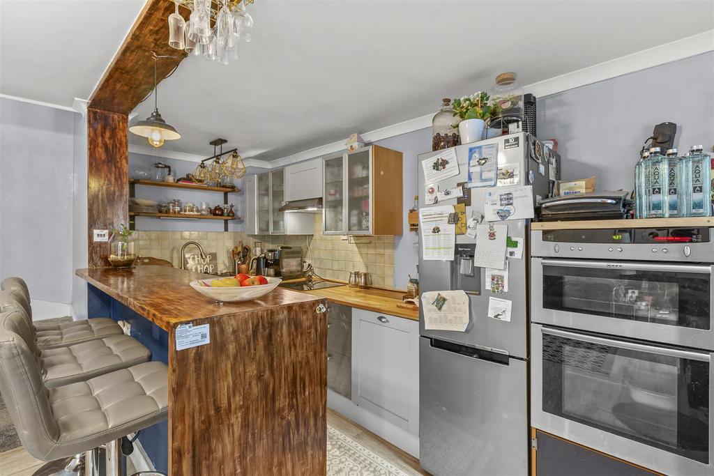 20 Davies Court, Carrington Rd, HP12 3 JF-5.jpg