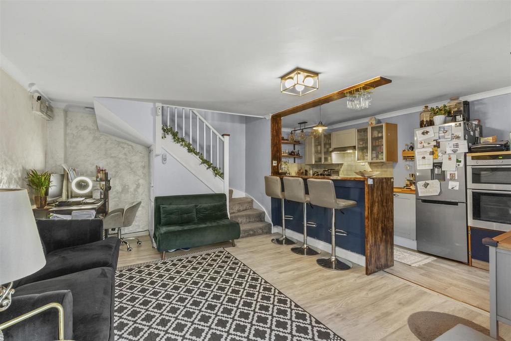 20 Davies Court, Carrington Rd, HP12 3 JF-4.jpg