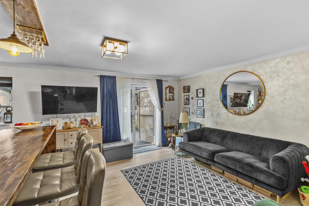 20 Davies Court, Carrington Rd, HP12 3 JF-8.jpg