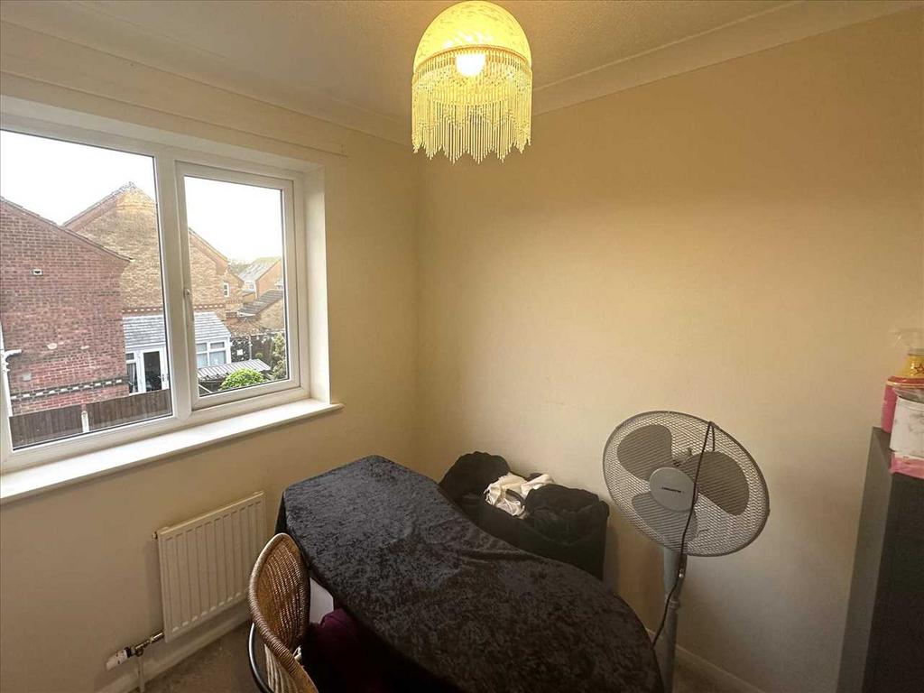 Front bedroom 2: