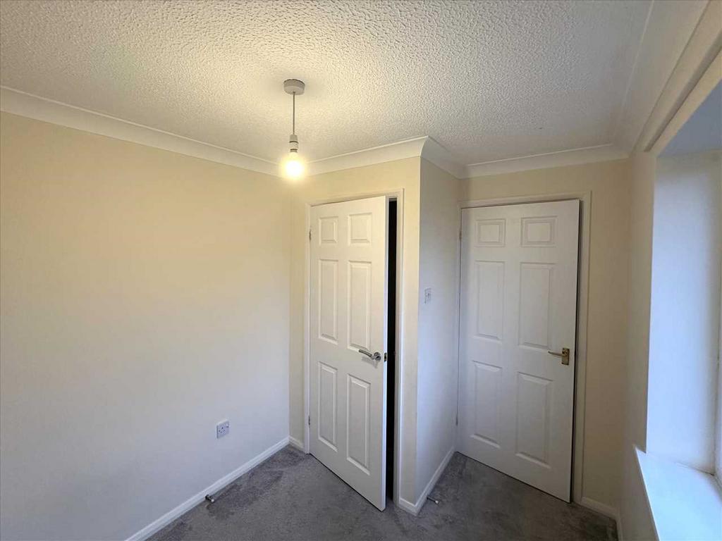 Front bedroom 1: