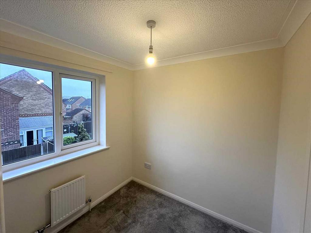 Front bedroom 2: