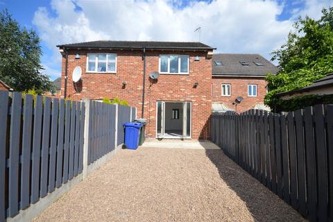 2 bedroom terraced house to rent, Honeysuckle Close, Doncaster