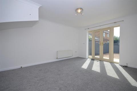 2 bedroom terraced house to rent, Honeysuckle Close, Doncaster