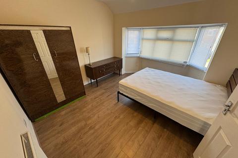 2 bedroom flat to rent, Amersham Road, High Wycombe HP13