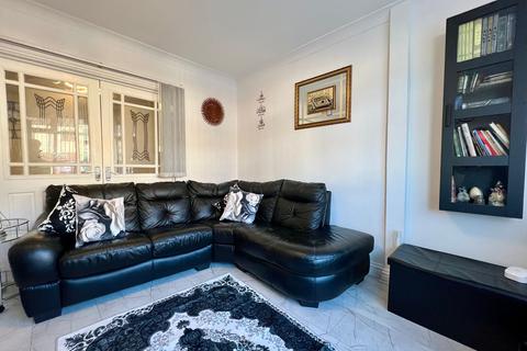 3 bedroom terraced house for sale, Blundell Road, Luton, Bedfordshire