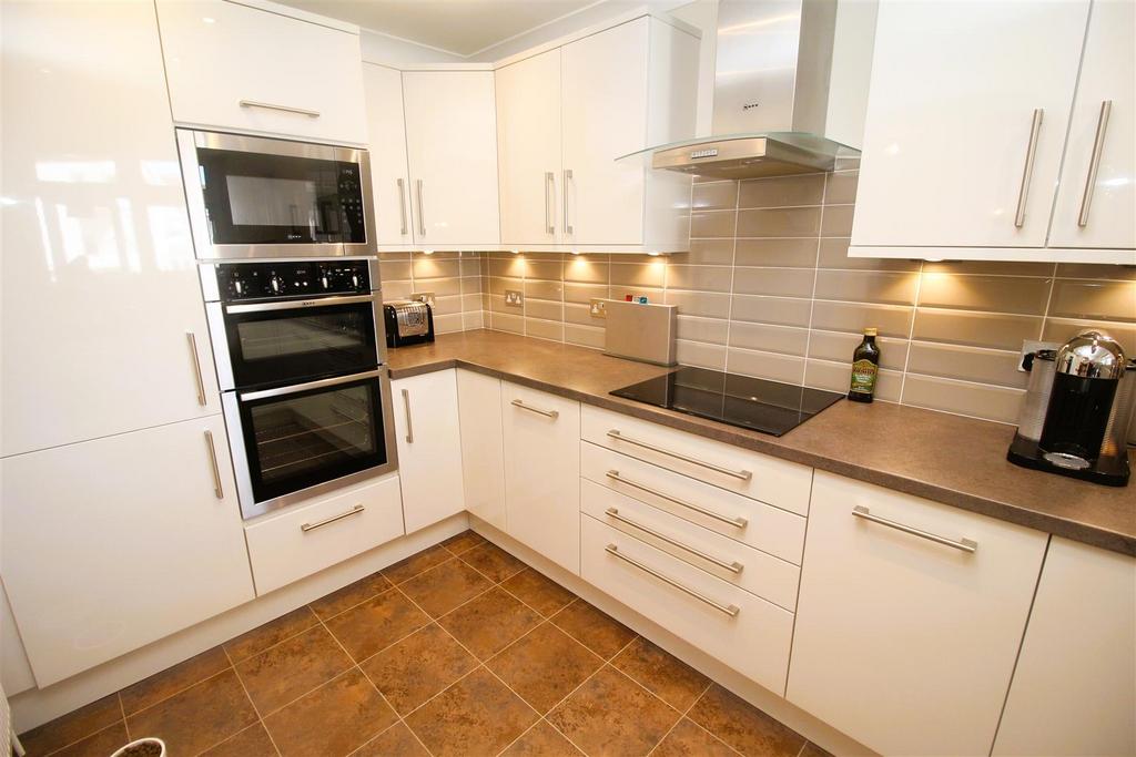 Kitchen 2 .JPG