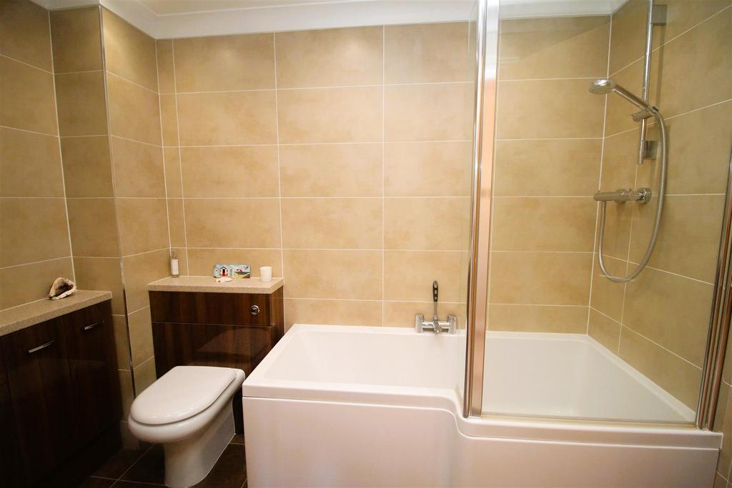 Bathroom 2 .JPG