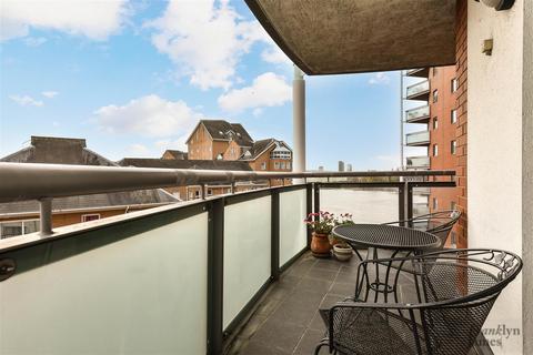 2 bedroom flat for sale, Crews Street, London