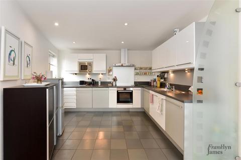 2 bedroom flat for sale, Crews Street, London