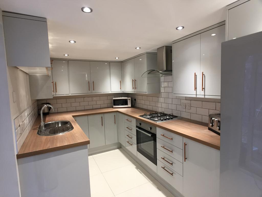 Kitchen of similar size and layout
