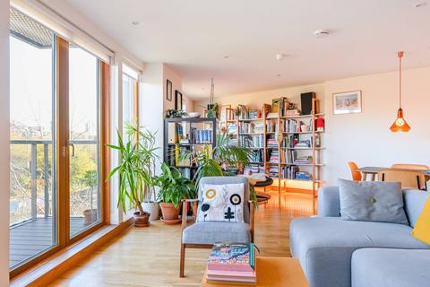 2 bedroom flat to rent, 419 Wick Lane, London E3