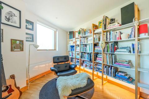 2 bedroom flat to rent, 419 Wick Lane, London E3