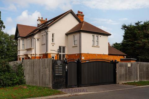 Studio to rent, Redwood Drive, Epsom