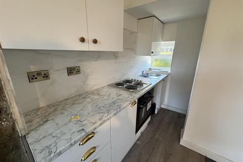 2 bedroom terraced house to rent, Rose Lynn Terrace, Bradford