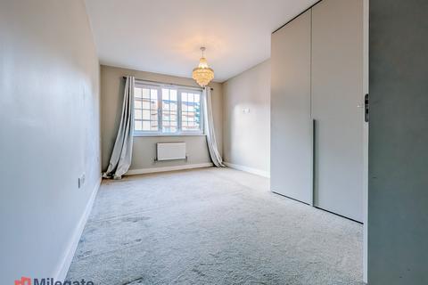 2 bedroom flat to rent, French Street, Sunbury-On-Thames TW16