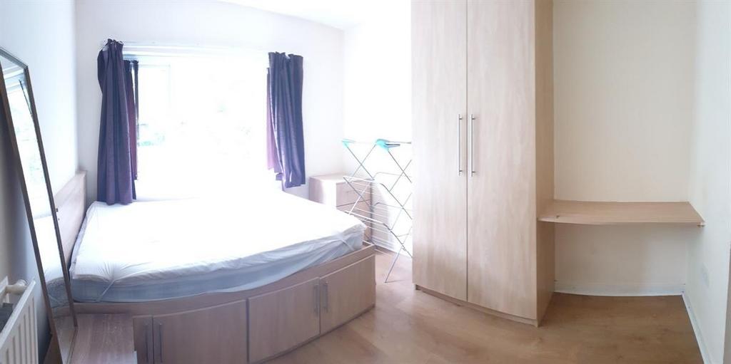 Bright, well-kept double bedroom with a built-i...