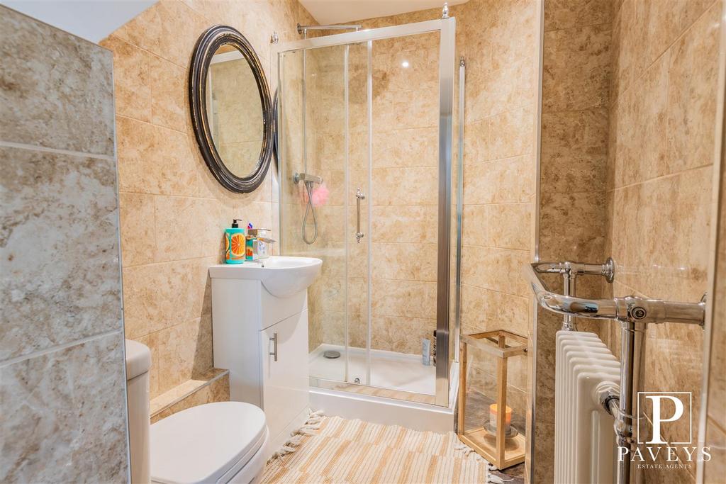 Ensuite to master bedroom
