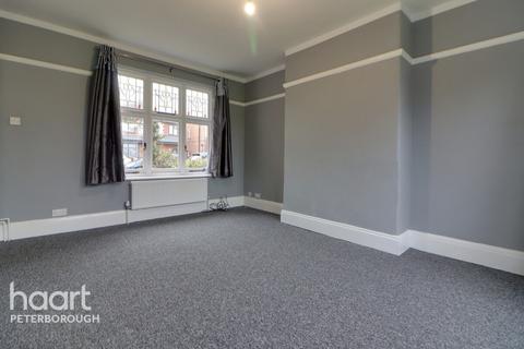 4 bedroom detached house to rent, Alexandra Road, PETERBOROUGH