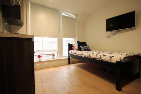 Studio to rent, The Bruce Building, City Centre