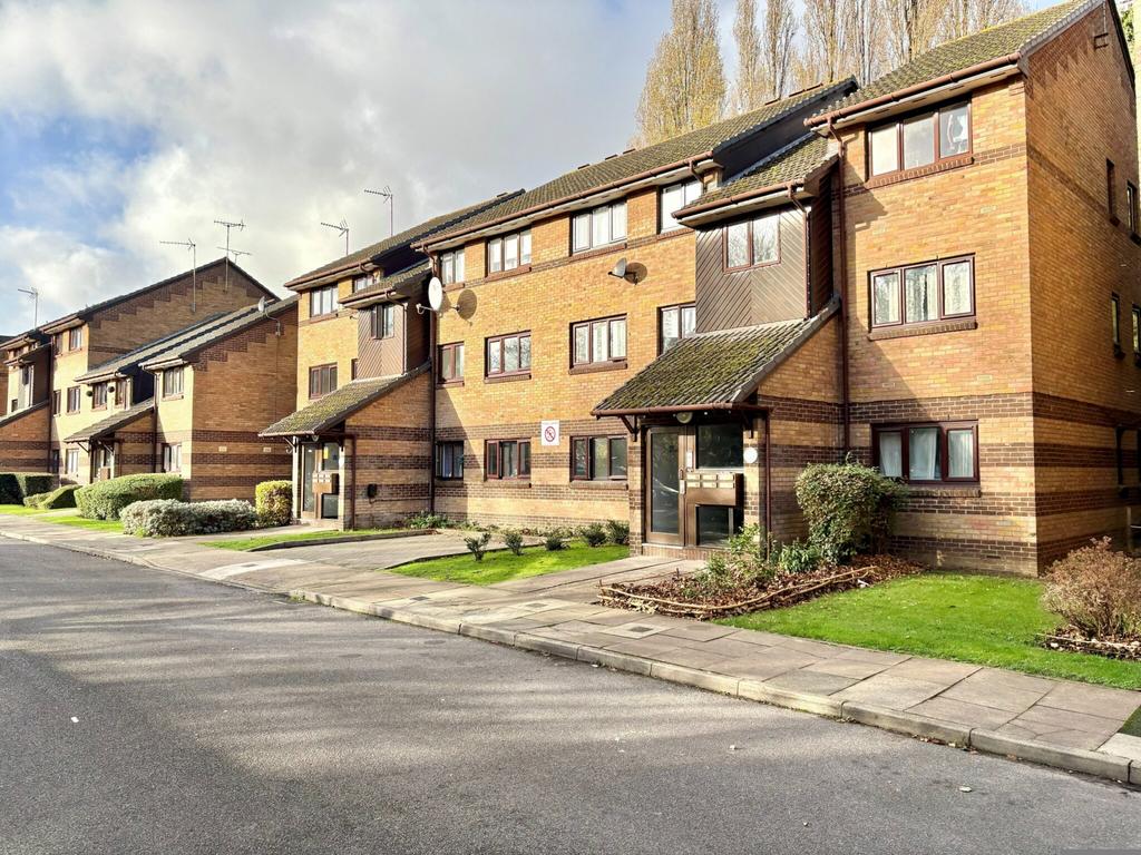 Refurbished 2 Bedroom Flat with Parking – Neasd