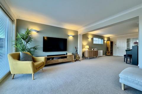 3 bedroom detached house for sale, Dartmouth Avenue, Almondury, Huddersfield, HD5 8UR