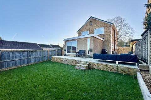 3 bedroom detached house for sale, Dartmouth Avenue, Almondury, Huddersfield, HD5 8UR