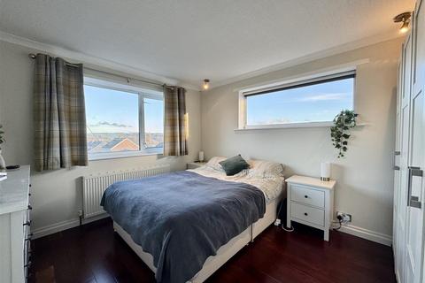 3 bedroom detached house for sale, Dartmouth Avenue, Almondury, Huddersfield, HD5 8UR