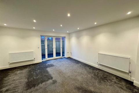 3 bedroom semi-detached bungalow to rent, Pickersleigh Avenue, Malvern