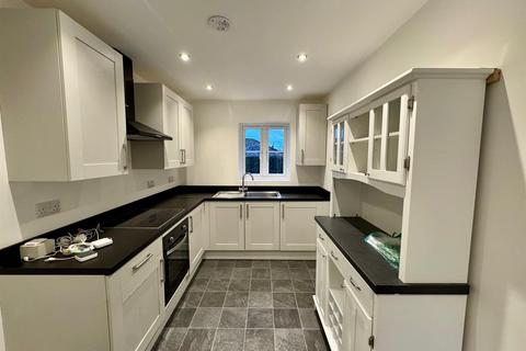 3 bedroom semi-detached bungalow to rent, Pickersleigh Avenue, Malvern