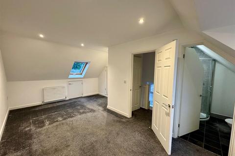 3 bedroom semi-detached bungalow to rent, Pickersleigh Avenue, Malvern
