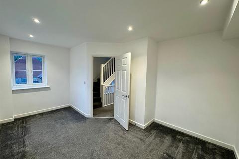 3 bedroom semi-detached bungalow to rent, Pickersleigh Avenue, Malvern