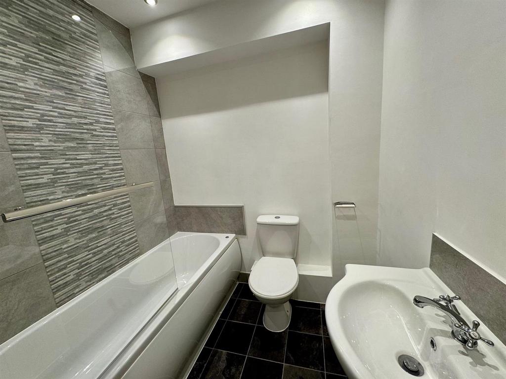 6a bathroom.jpg