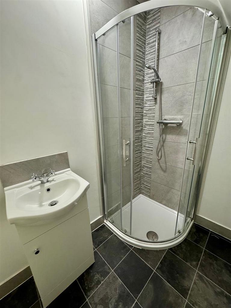 6a en suite.jpg