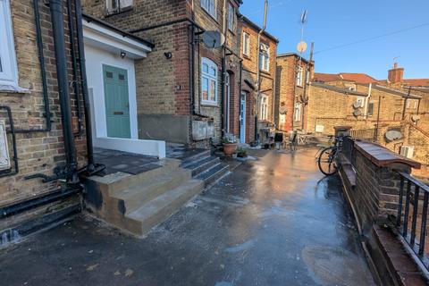 2 bedroom maisonette to rent, Tudor Way, Southgate, London N14