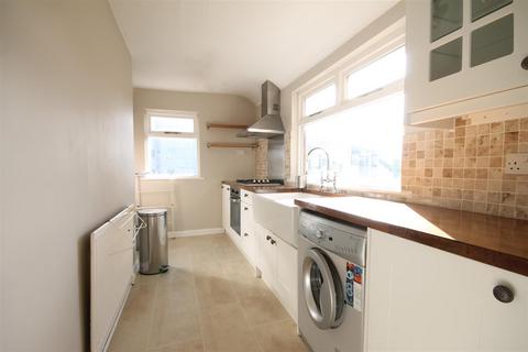 3 bedroom flat to rent, Claremont Road, Spital Tongues