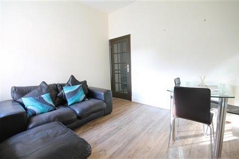 3 bedroom flat to rent, Claremont Road, Spital Tongues