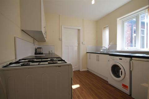 3 bedroom apartment to rent, Chillingham Road, Heaton